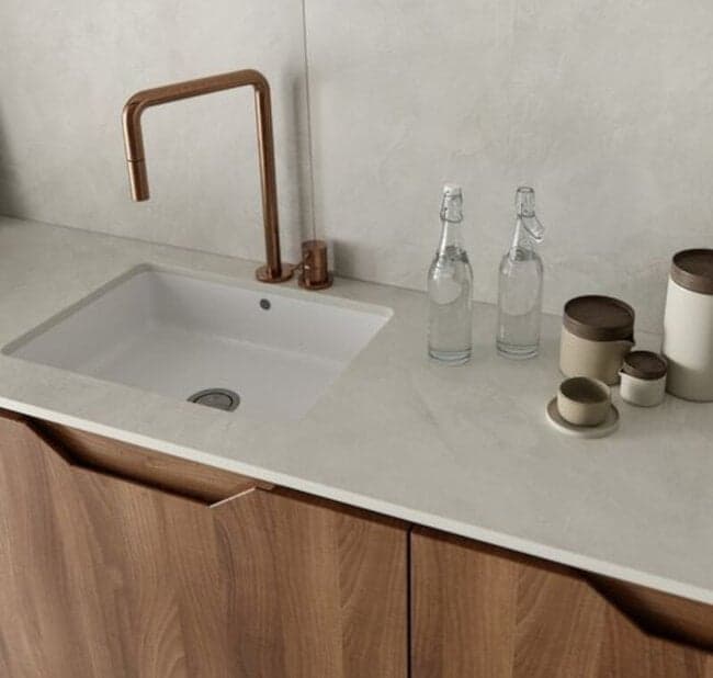 Dekton keukenblad gecombineerd met koperen elementen