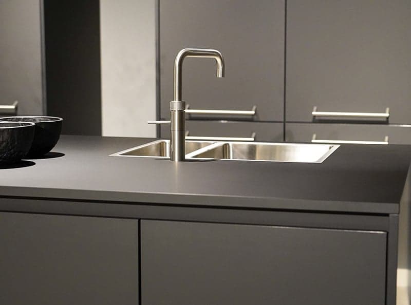 Zwarte keuken met kunststof werkblad