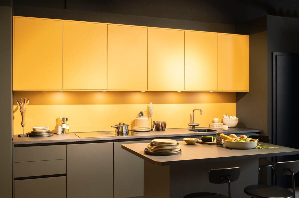 Tulp keuken met keukenkasten