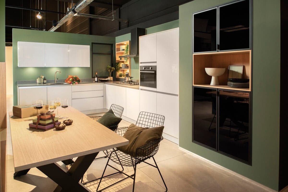 Tulp keuken met keukenkasten