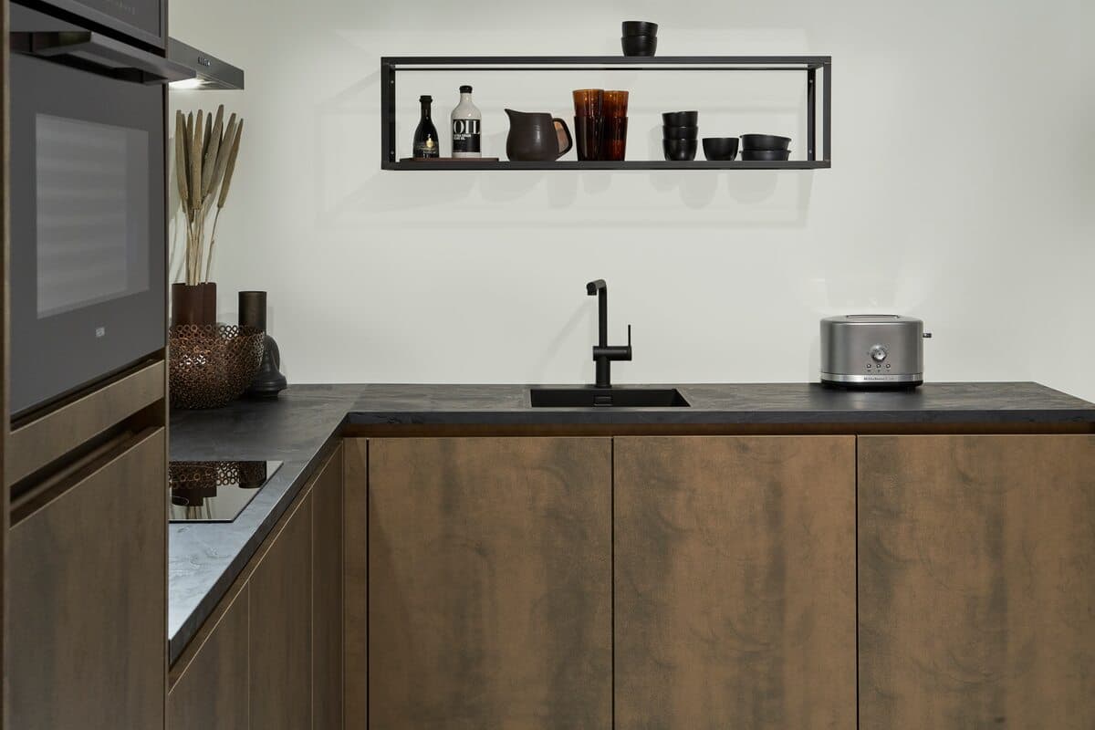 Slimme opbergruimte creëren voor een opgeruimde keuken