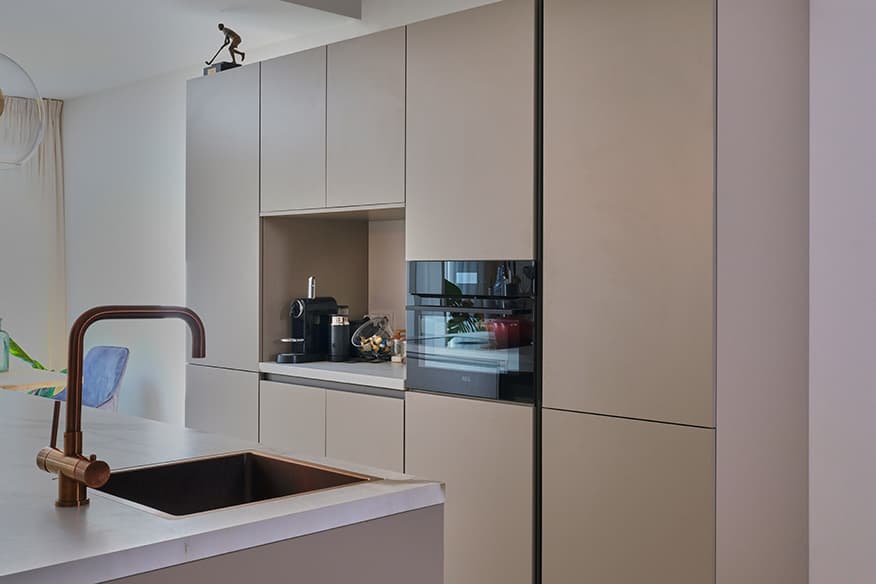 Koffiehoek-in-kastenwand-beige-keuken.jpg