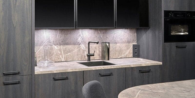 Houten keuken met beige werkblad