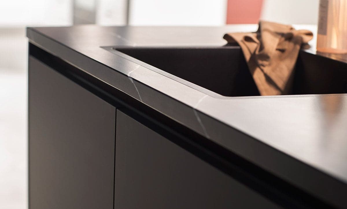 Een zwarte keuken voor elke stijl