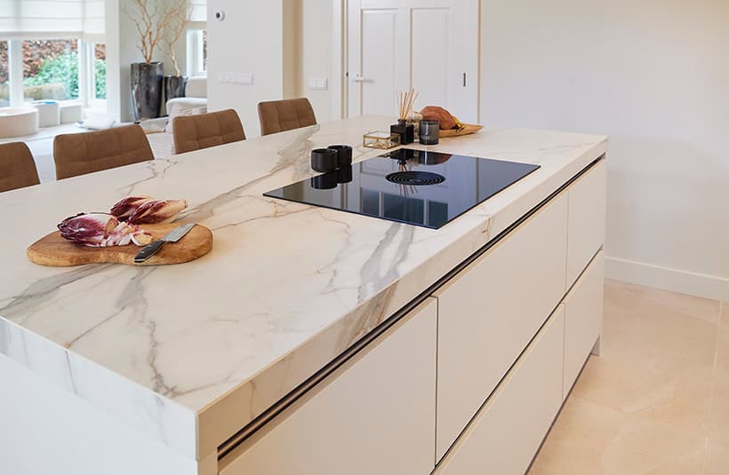 Wit kookeiland met Bora kookplaat