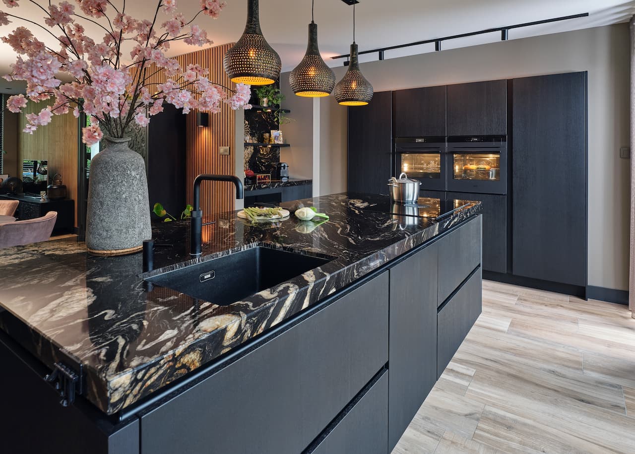 Donkere hotel chique keuken