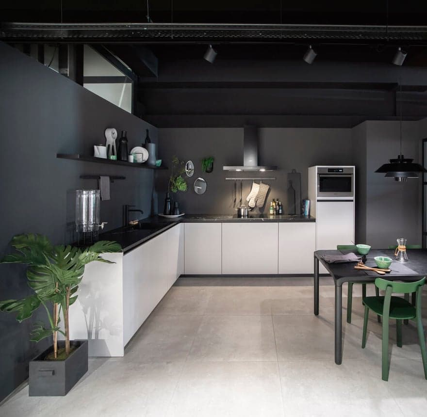 Industriele hoekkeuken wit met zwart.jpg