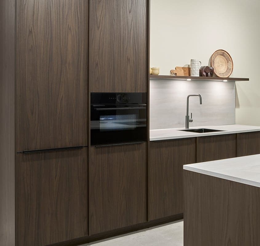 Japandi keuken donkerhout met houtnerf