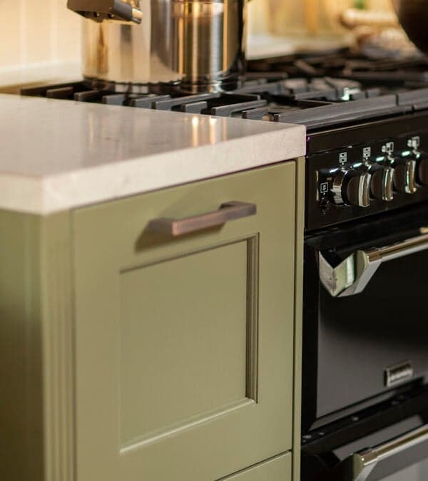 Groene landelijke keuken met luxe fornuis.jpg