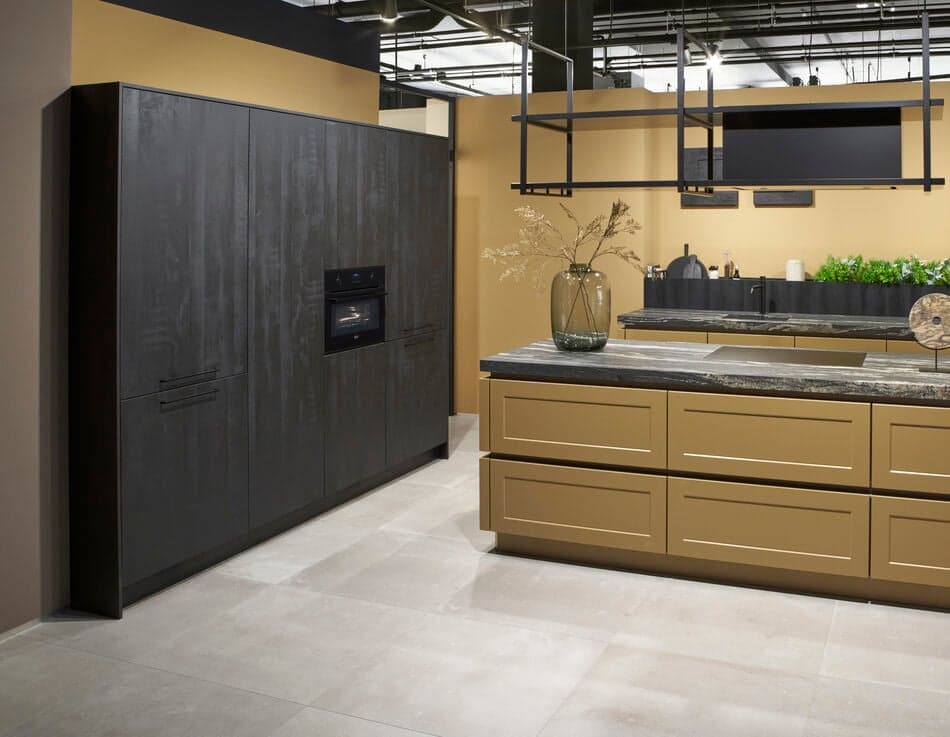 Landelijke keuken kookeiland zwarte kastenwand.jpg