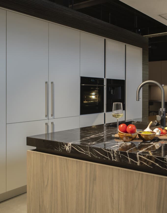 Donkere keuken met witte kastenwand.jpg