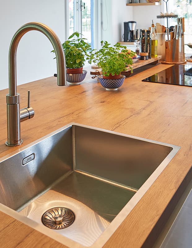 Kookeiland met houten werkblad en spoelbak RVS.jpg