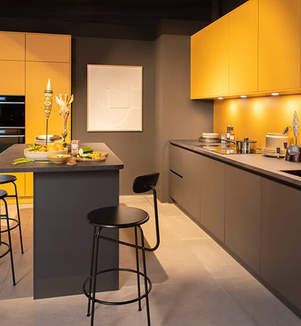 Antraciet-keuken-gecombineerd-met-geel